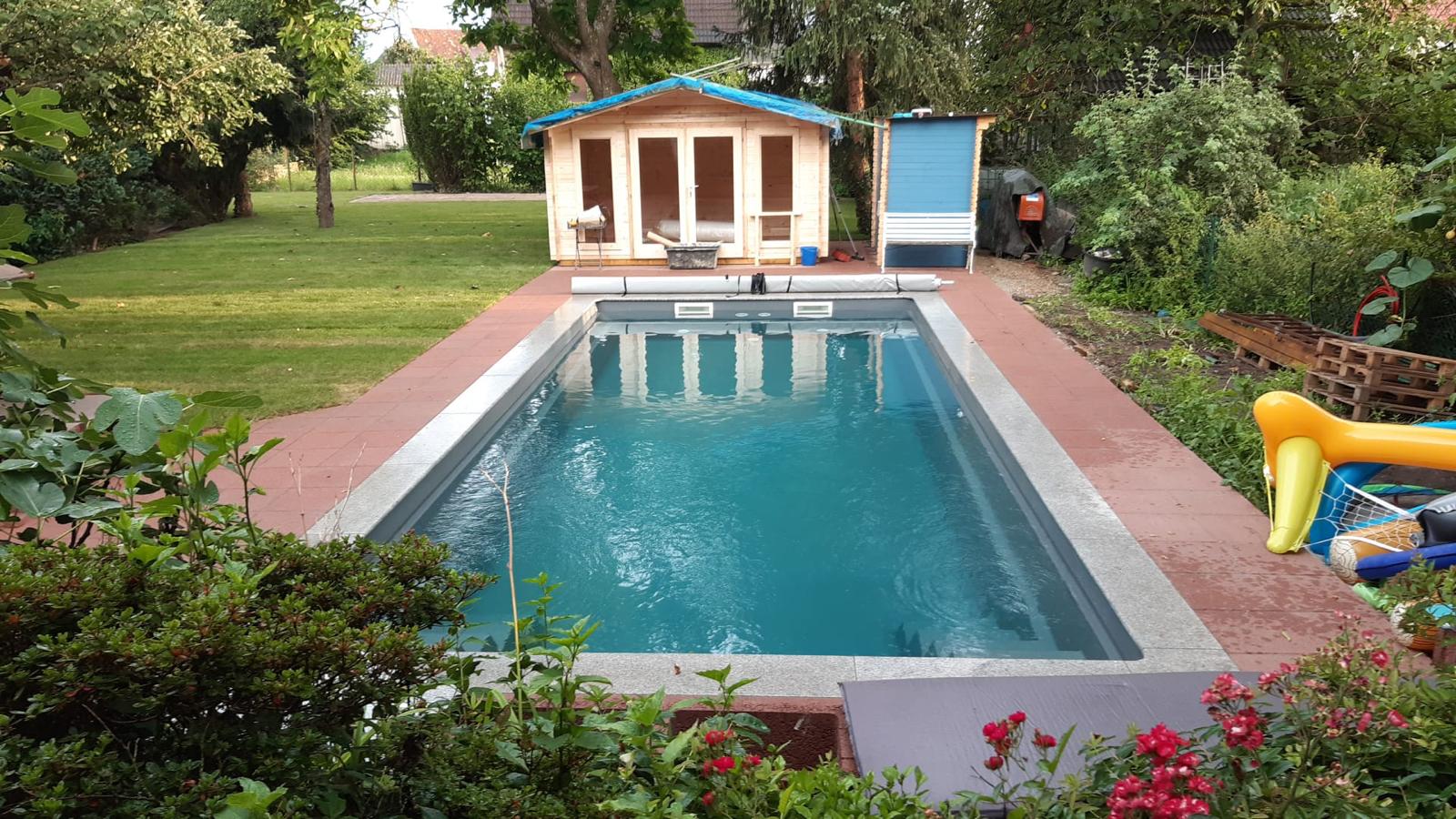 Poolanlage mit Gartenanlage Tagansicht