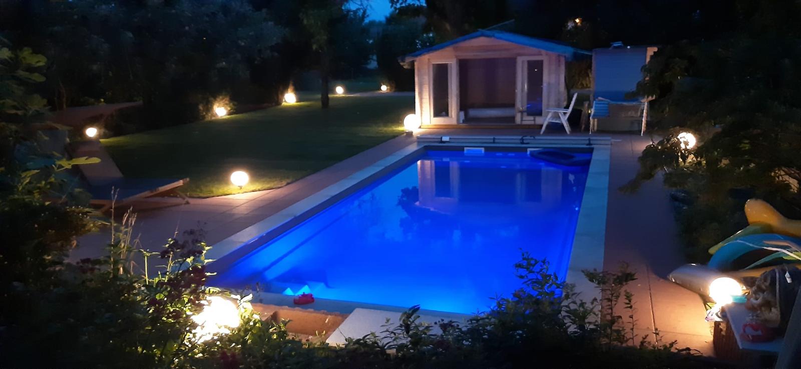 Pool mit Abendbeleuchtung